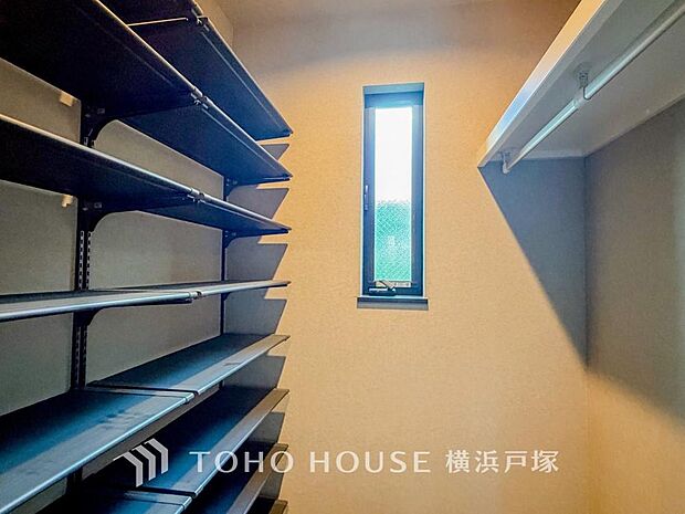 建物内部の収納には拘りました。共有部分に設けた収納。お荷物が多い方にも安心です。