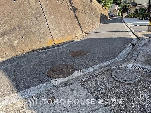 街並みの風景に包み込まれながら、瀟洒な印象も湛えて佇みます。