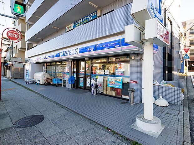 本牧町1丁目のアクセスしやすい沿道沿いにある便利なコンビニ。人気のマチカフェやスイーツ、ホットスナックを取り揃えており、車での利用や日常のちょっとした休憩に重宝されています。