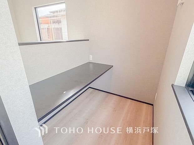 周辺に建ち並ぶ邸宅も、それぞれに個性がありながらも全体的に瀟洒な雰囲気を醸し出している邸宅街の一角。