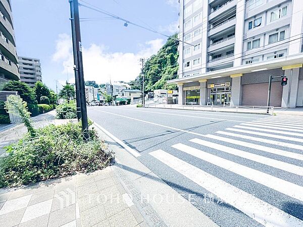 「Frontal road」忙しく過ぎゆく日常を置き去るほど、ゆったりした時間が流れる住環境。「快適」は「家」と「街」と「環境」が調和した時に訪れるだと改めて感じさせてくれます。