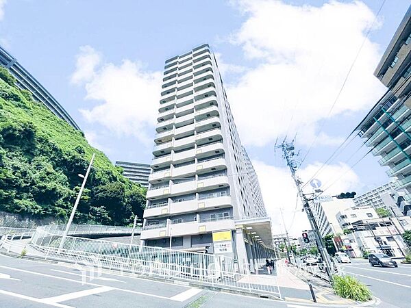 「Appearance」堂々たる趣ながら、主張し過ぎずどこか余裕を感じさせるシャープなフォルムで佇む邸宅は、晴天の空と照らし合わせる事で、本来あるべき完成形の姿を見せてくれます。
