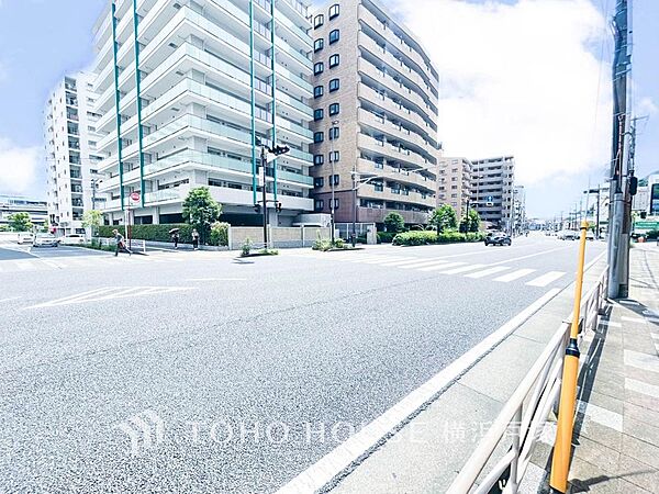 「Frontal road」忙しく過ぎゆく日常を置き去るほど、ゆったりした時間が流れる住環境。「快適」は「家」と「街」と「環境」が調和した時に訪れるだと改めて感じさせてくれます。