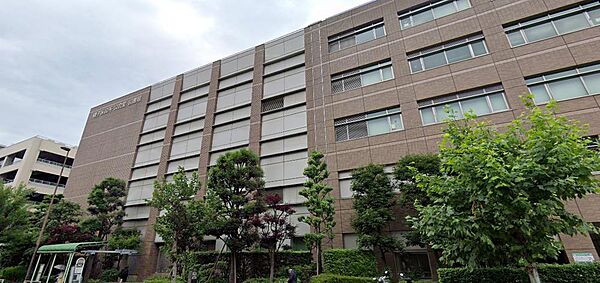 横浜市磯子区役所が身近にあり、各種証明書の取得や住所変更などの手続きにも便利。暮らしに必要な行政サービスを利用しやすく、安心して生活できる住環境です。