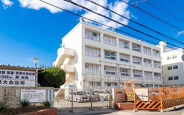 横浜市立大正中学校が身近にあり、お子様の通学にも便利な住環境。毎日の通学時間を短縮でき、子育て世帯にも嬉しい立地です。教育施設が近く、安心して暮らせます。