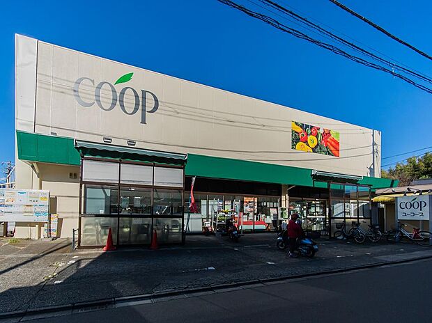 中田エリアの暮らしを支える安心のコープ生鮮スーパー。安全・安心にこだわった高品質な食材や日用雑貨が揃い、近隣住民の毎日の食卓と買い出しを足元から支えています。