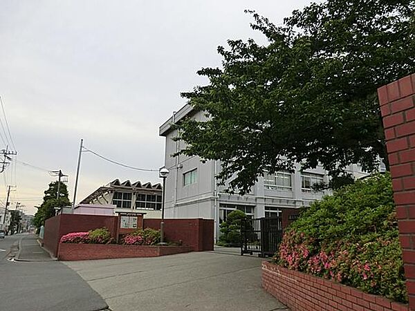 緑豊かで落ち着いた住環境に立つ公立中学校。文武両道を掲げて学力向上と部活動の双方に力を入れ、地域と密接に連携しながら生徒一人ひとりの自主性と豊かな人間性を育んでいます。