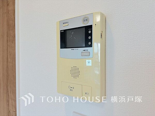誰が来てもわかる様にモニター付きインターホンを設置。家事導線を考慮した個所に設置し、防犯性と利便性に優れ快適と安らぎを合わせた優しい設計。