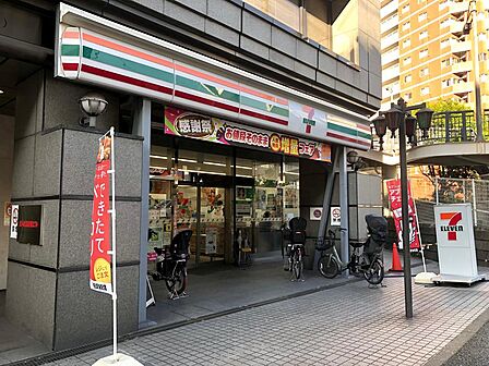 高島橋近くの主要道路沿いに位置する立ち寄りやすいコンビニ。定評のあるお弁当やセブンカフェ、各種手続きが充実しており、通勤前後のクイックな用足しに大活躍します。