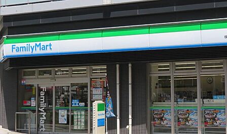 戸部7丁目の生活道路沿いに位置する使い勝手の良いコンビニ。定番のファミチキや淹れたてコーヒーを取り揃えており、近隣住民の日常使いやサッとした買い出しに最適です。