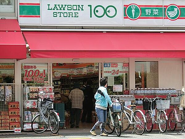 お弁当やおにぎり、スイーツを手軽に購入できるコンビニエンスストア。日用品なども販売するほか、ATM利用や公共料金の支払いなど多様なサービスを利用できます。