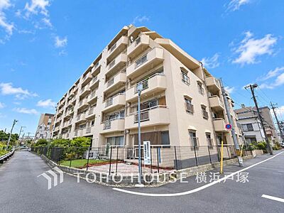 外観:【Appearance】爽やかな青空の下に贅沢なほどに降り注ぐ陽光、豊かな居住性と、クオリティが見事に調和した住空間は、住まうことの喜びを感じさせてくれます。 外観:【Appearance】爽やかな青空の下に贅沢なほどに降り注ぐ陽光、豊かな居住性と、クオリティが見事に調和した住空間は、住まうことの喜びを感じさせてくれます。