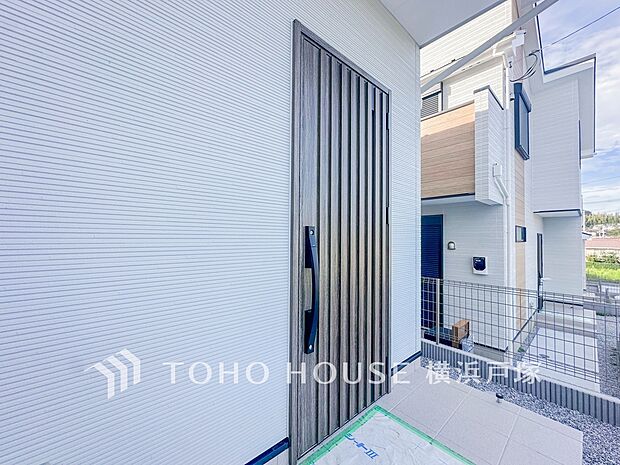 【Entrance】お客様をお迎えする玄関は落ち着いた雰囲気。帰り着くたびに洗練されたテイストの空間に迎えられ誇りと喜びを感じる玄関まわりです。(1号棟)