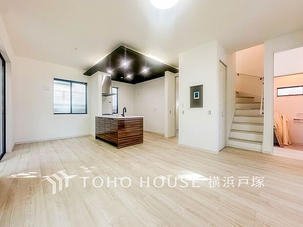 【Living room】明るく開放的な空間が広がるLDK。室内には豊かな陽光が注ぎ込み、爽やかな住空間を演出。(1号棟)
