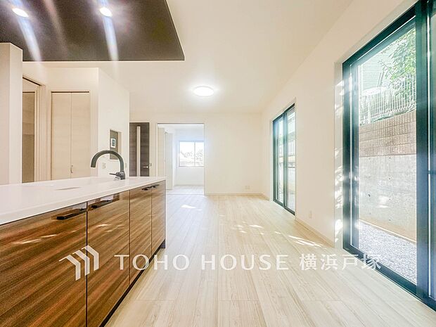 【Living room】ここにはみんなが集い、食事と楽しい会話が始まる。話に夢中になりすぎて、ついつい時を忘れてしまう。そんな束の間の幸せを感じさせてくれる場所。(1号棟)