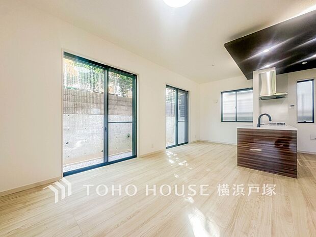 【Living room】ご家族やお客様との時間等、多くの時を刻む空間。何気なく過ぎる時でさえも上質な一時となる快適な空間を。(1号棟)