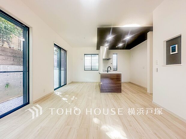 【Living room】柔らかな色合いのフローリングと清潔感の溢れるクロスが明るい空間を創り出しているリビングダイニング。憩いの場に相応しく、ここで楽しむ家族の時間が絆をより深めてくれそう(1号棟)