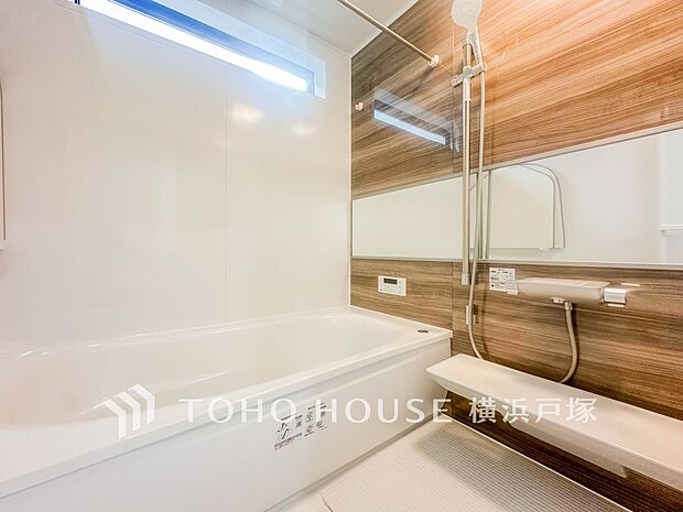 【Bathroom】1日の疲れを取り心身を癒すことができる住まいの中のリラクゼーション空間、リラックスできるよう優しいカラーをチョイスしました。時を忘れるほどのんびりできる空間に。(1号棟)