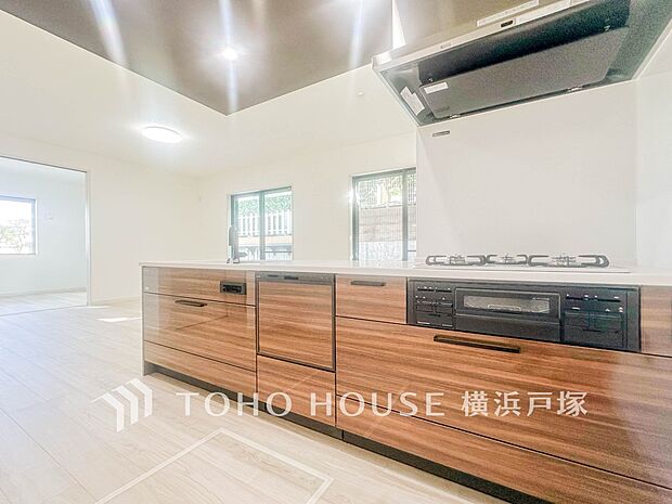 【Kitchen】ご家族みんなで調理ができる位のスペースを実現したキッチン空間となっております。みんなで作った料理を召し上がりながらの会話は、どのような物になるのでしょうか。(1号棟)
