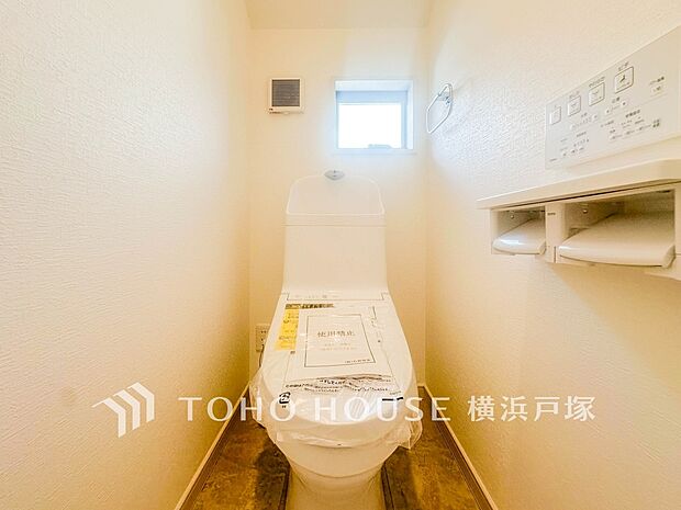 【Toilet】清潔感のあるトイレ空間。毎日快適に使えるよう配慮された仕様で、落ち着いて利用できる空間です。(1号棟)