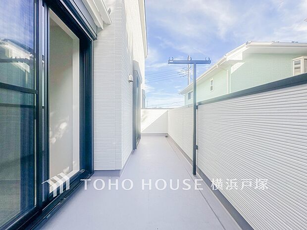 【Balcony】気持ちのいい空が見渡せる広いバルコニー。爽やかな風を感じて、心躍る素敵な暮らしがはじまります。(1号棟)