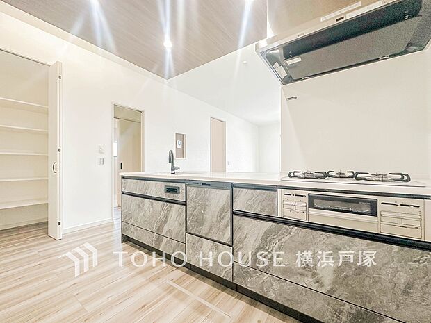 【Kitchen】ご家族みんなで調理ができる位のスペースを実現したキッチン空間となっております。みんなで作った料理を召し上がりながらの会話は、どのような物になるのでしょうか。(5号棟)