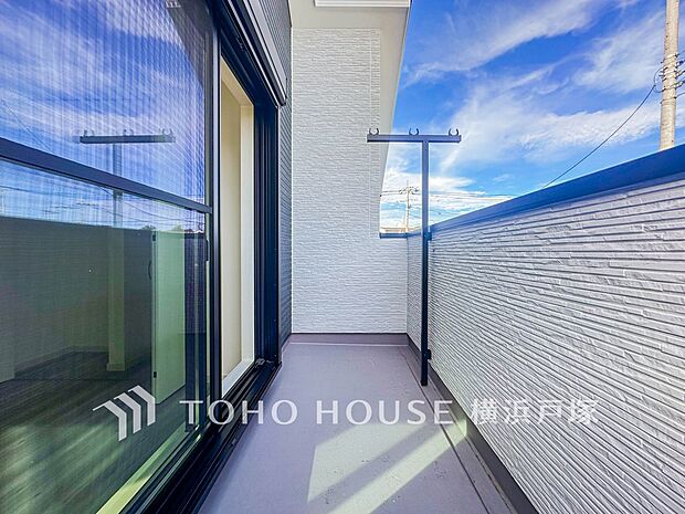 【Balcony】気持ちのいい空が見渡せる広いバルコニー。爽やかな風を感じて、心躍る素敵な暮らしがはじまります。(5号棟)