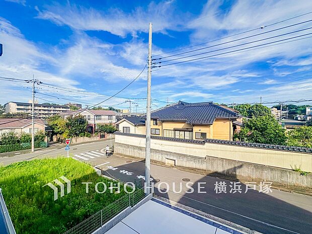 【View】開放感があり、遮るものもなく気持ちのいい景色が広がります。お部屋にも爽やかな風と暖かく柔らかな日差しが差し込み、毎日の暮らしを豊かに彩ります。(5号棟)