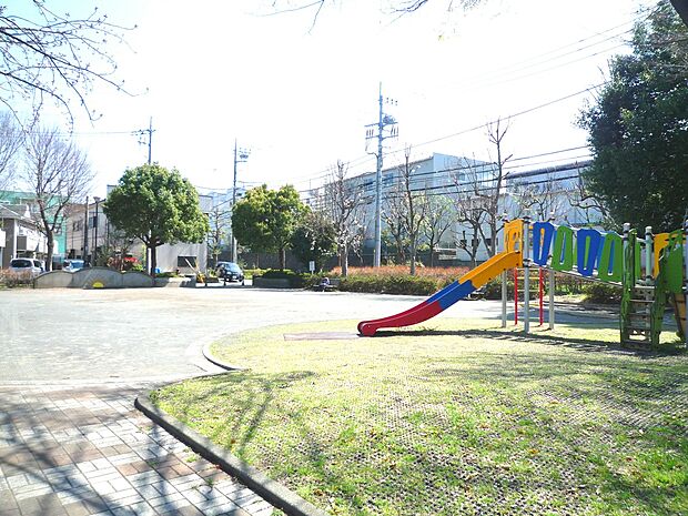 東山田あさやけ公園まで約90m。住宅街の中の公園です。緑がきれいで、近隣住民の憩いの場となっています。小さなお子様も安心して遊べる遊具があります。