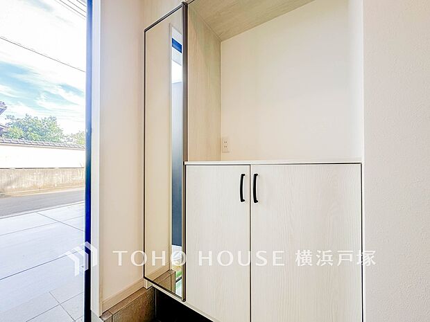 【Entrance】シンプルながらも洗練された印象の玄関スペース。住まいの入口として、さりげない良質感を感じられる空間です。（5号棟）