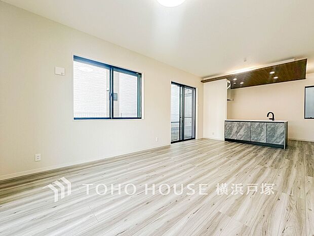 【Living room】ここにはみんなが集い、食事と楽しい会話が始まる。話に夢中になりすぎて、ついつい時を忘れてしまう。そんな束の間の幸せを感じさせてくれる場所。（5号棟）