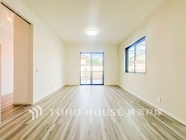 【Living room】ご家族やお客様との時間等、多くの時を刻む空間。何気なく過ぎる時でさえも上質な一時となる快適な空間を。（5号棟）