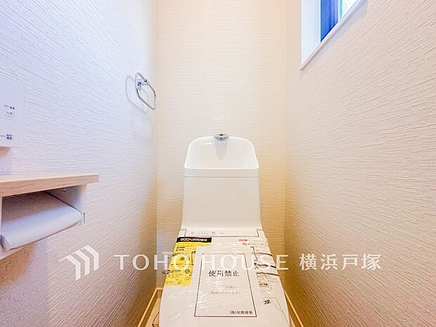 【Toilet】清潔感のあるトイレ空間。毎日快適に使えるよう配慮された仕様で、落ち着いて利用できる空間です。（5号棟）