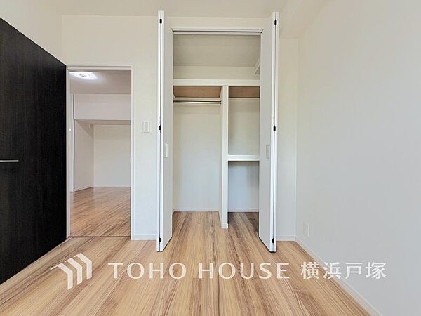 建物内部の収納には拘りました。共有部分に設けた収納。お荷物が多い方にも安心です。