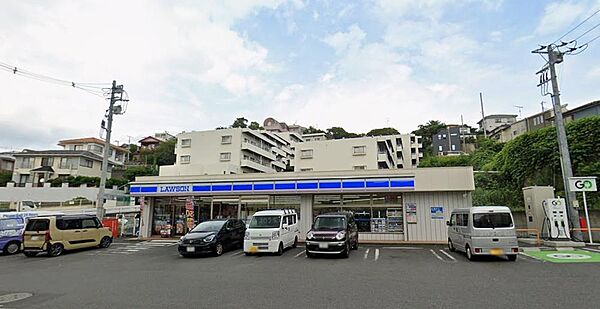 手軽な食品から日用雑貨まで幅広く揃い、日常のちょっとした買い物に重宝します。早朝や夜間でも気軽に立ち寄れるため、忙しい毎日を快適にサポート。周辺エリアの安心感と利便性を高める心強いお店です。