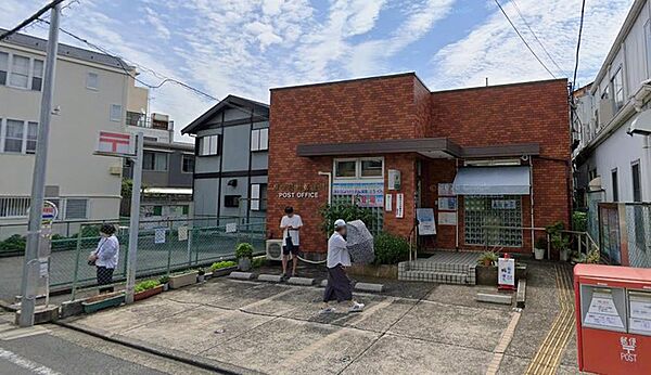 身近な場所で身の回りの手続きや郵送業務が行える頼もしい施設です。生活に欠かせないインフラとして日々の生活に寄り添い、毎日の暮らしに安心感と便利さをもたらす、周辺エリアの心地よい環境を整えます。
