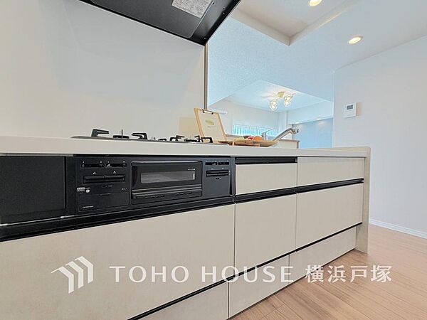 【Kitchen】ご家族みんなで調理ができる位のスペースを実現したキッチン空間となっております。みんなで作った料理を召し上がりながらの会話は、どのような物になるのでしょうか。