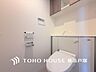 トイレ：【Toilet】いつまでも清潔な空間であって頂けますように、目に留まるだけではなく、汚れをふき取り易いフロアと壁紙をチョイス致しました。洗浄便座になっておりますので、とても清潔にご使用いただけます。