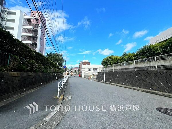 【Frontal road】穏やかな街並みの中で、陽光と開放感を感じながら暮らせる魅力ある住環境です。