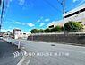 外観：【Frontal road】開放感あふれる街並みに包まれ、心地よい陽光が住まいを彩る穏やかな住環境です。