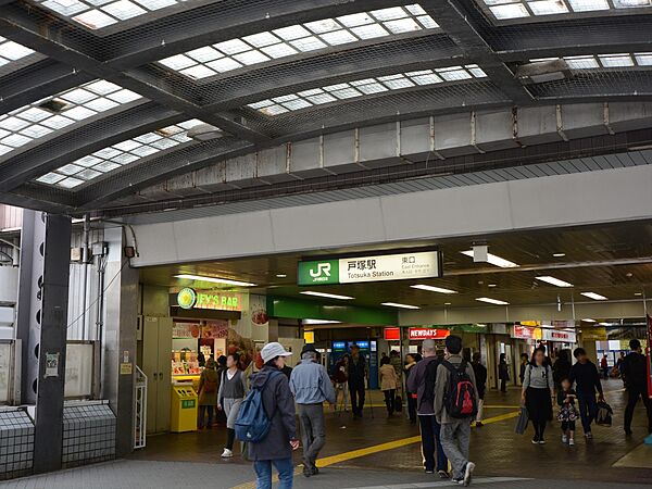 東海道本線戸塚駅まで約2200m。JR東海道線・横須賀線・湘南新宿ライン・ブルーラインの4路線乗り入れのビッグターミナル。