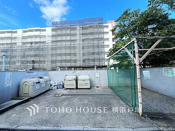 【Garbage area】敷地内に設けられたごみ置き場は、住戸から利用しやすい配置。毎日の生活動線に取り入れやすく、忙しい日もスムーズにごみ出しができます。