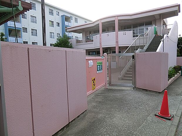 子どもたちの健やかな育成を手助けすることをモットーに、子どもたちの育ちを見守ります。園庭の他、近くに多数ある大型公園にお散歩へ行きます。一時保育の受け入れもしています。