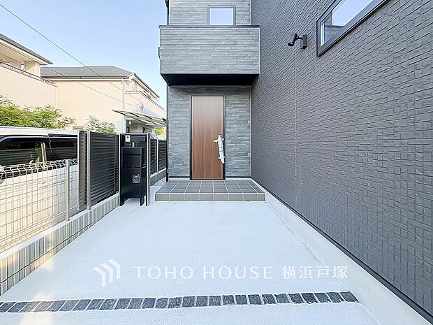 【Entrance】シンプルながらも洗練された印象の玄関スペース。住まいの入口として、さりげない良質感を感じられる空間です。