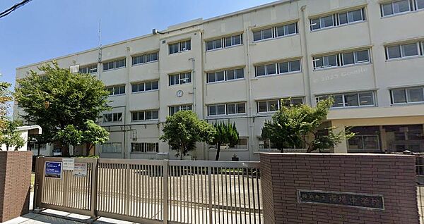 横浜市立市場中学校は、地域に根差した公立中学校です。落ち着いた住環境の中で通学でき、身近な教育施設としてお子様の成長を支える安心感のある環境が整っています。