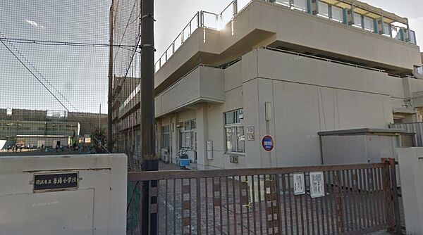 横浜市立市場中学校は、地域に根差した公立中学校です。落ち着いた住環境の中で通学でき、身近な教育施設としてお子様の成長を支える安心感のある環境が整っています。