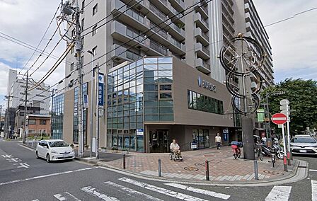 横浜銀行阪東橋支店は、預金や振込、各種金融相談など、日々の暮らしに必要な金融サービスを利用できる銀行。身近な場所で各種手続きを済ませられ、生活利便性を高めてくれる便利な施設です。