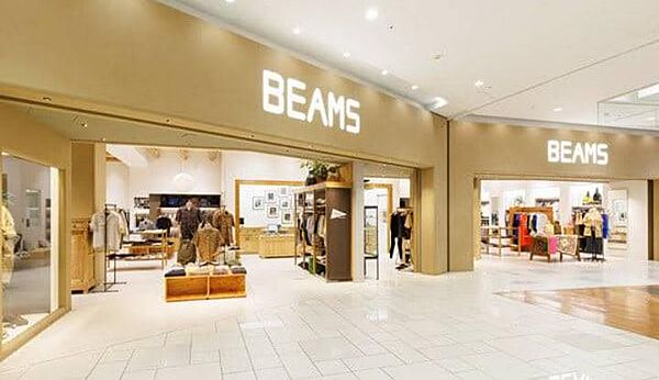 「BEAMS辻堂」でファッションやライフスタイルを楽しめます。日々の暮らしに彩りを添えるショッピングスポットが身近にある便利な環境です。