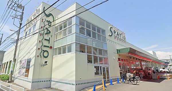 「スーパーマーケットエスパティオ小和田店」が身近にあり、毎日のお買い物に便利。食品や日用品を揃えやすく、暮らしやすい住環境です。
