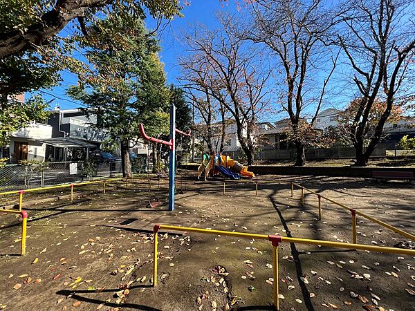 コンビネーション遊具やブランコ、砂場、トイレなどが設置された広場があり、地域の子どもの遊び場として親しまれています。公園入口には村岡地区の歴史を記したパネルが設置されています